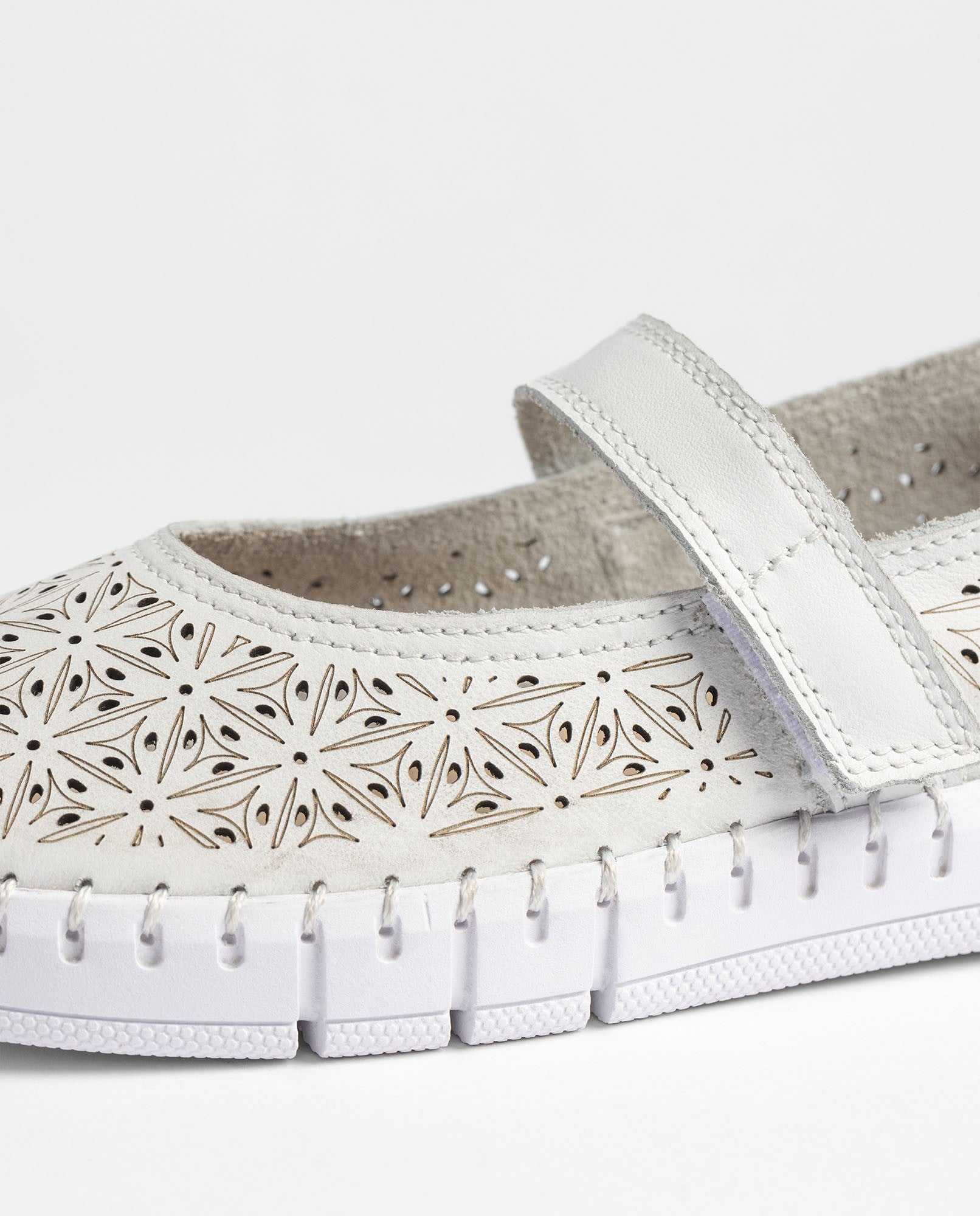 Yokono Flow-106 sneakers bianche in pelle traforata