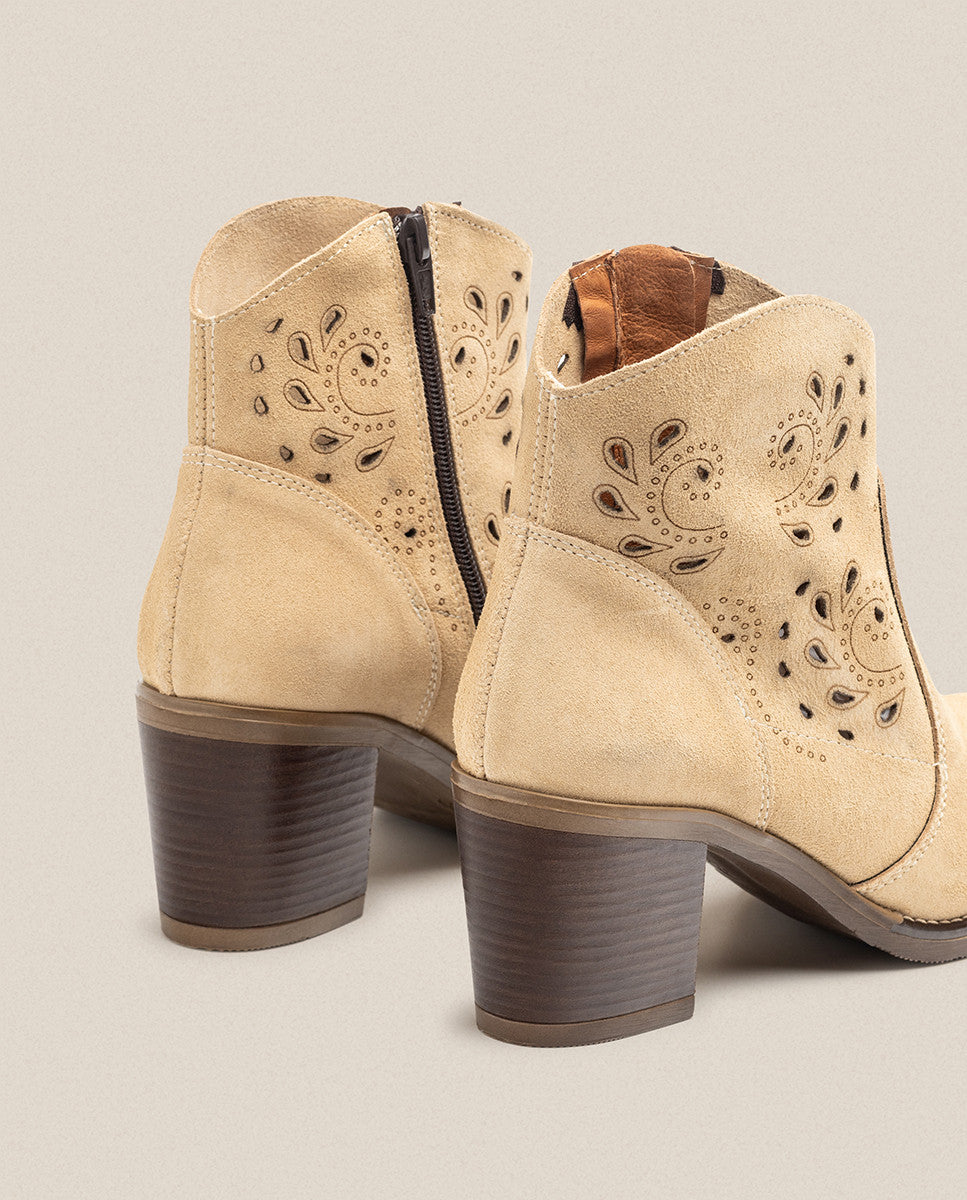 Yokono Orne-004 stivaletti beige scamosciati tacco