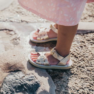 Salt-Water Sweetheart Gold sandali bimba in cuoio oro